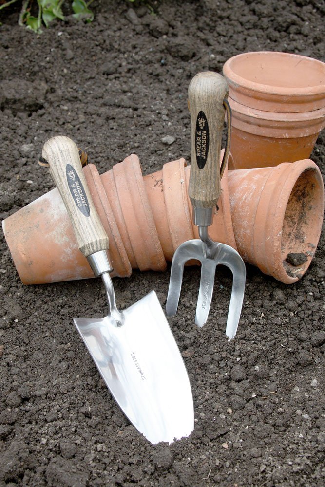 Spear & Jackson 5030TR Traditional Stainless Steel 5 ½" Handle Trowel - Image 2