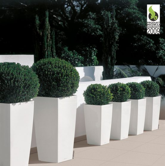 LECHUZA CUBICO 30 Self Watering Planter Garden Flower Plant Pot Indoor/Outdoor Floor Planter with Drainage Hole and Plant Substrate Poly Resin H56 L30 W30 cm White High-Gloss - Image 3