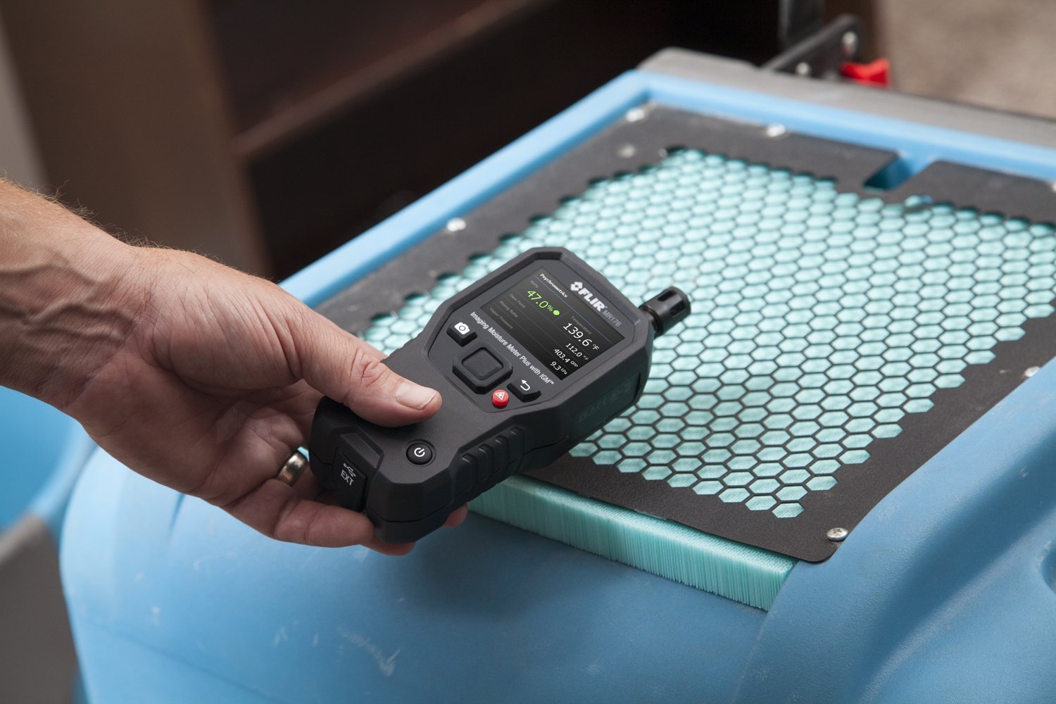 FLIR MR176 - Thermal Imaging Moisture Meter - with IGM (Infrared Guided Measurement), Replaceable Hygrometer, Pin and Pinless - Image 3