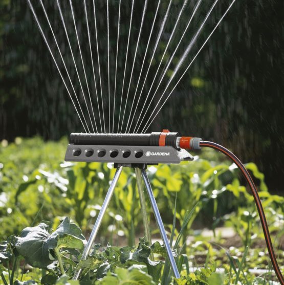 Gardena Oscillating Sprinkler Comfort Aquazoom 250/1: Lawn sprinkler for watering smaller rectangular areas from 105 - max. 250 m², range 7 - max. 17 m, max. 15 m, removable strainer (1971-20) - Image 3
