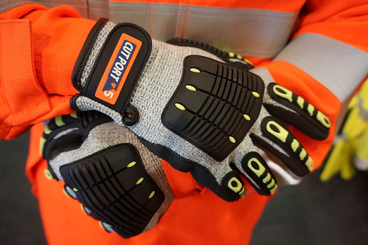Portwest A722 Durable Anti Impact Cut Resistant Glove Grey/Black, Medium - Image 4