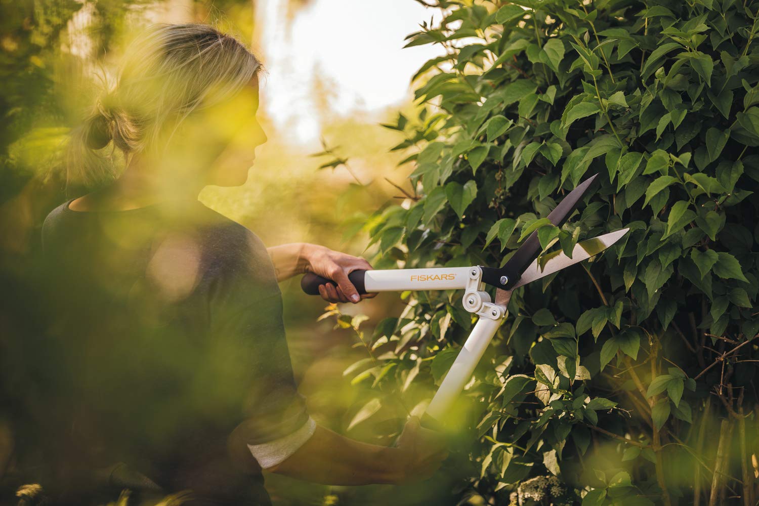 Fiskars Hedge shear HS53, White, For cutting and pruning hedges, bushes and shrubs, Length: 54.4 cm, Weight: 610 g, White/Orange - Image 3