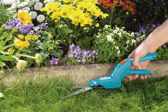 GARDENA Classic Grass Shears: Mechanical straight-ground lawn-edging shears with self-sharpening blades and friction-reducing coating, ergonomically designed shape (8730-30) - Image 3