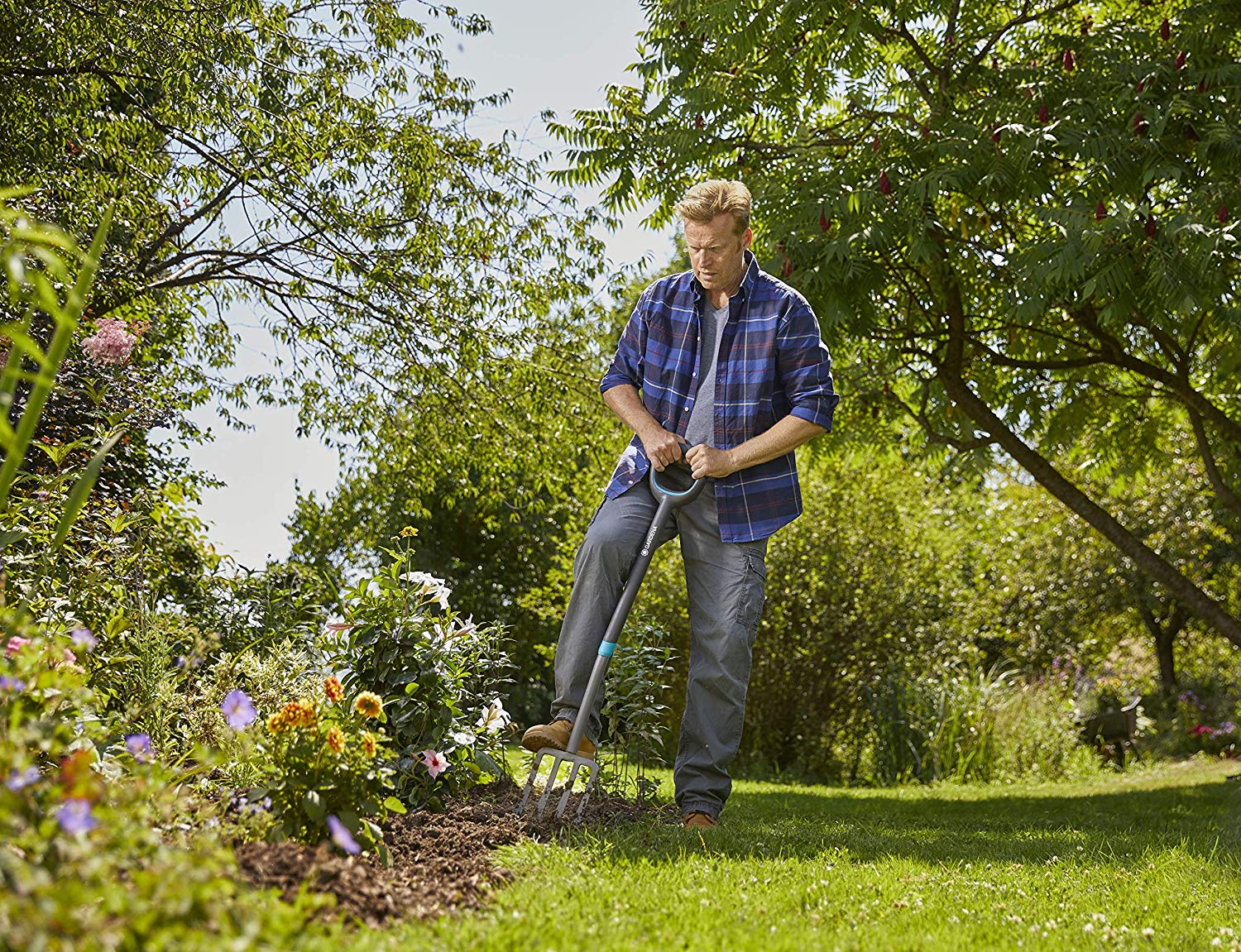 Gardena ErgoLine Telescopic Spade, Garden Spade of Quality Steel for Turning Over and Removing Soil with Foot Rest and Ergonomic D-Handle - Image 4