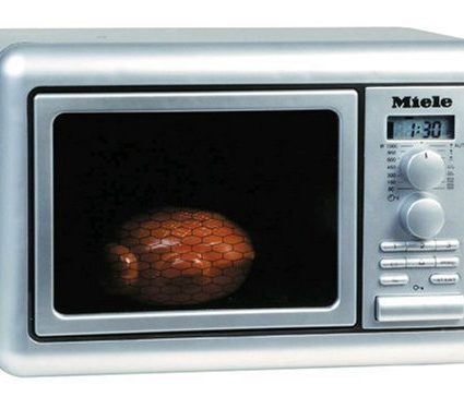 Theo Klein 9492 Miele Microwave Oven I Battery-powered rotating base I Timer with 3 time settings and sound when ready I Dimensions: 25 cm x 16 cm x 17.5 cm I Toy for children aged 3 years and up