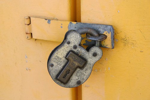Henry Squire Old English Galvanised Steel Case 4 Lever Padlock, Large - Image 4
