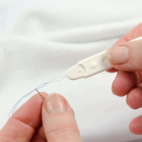 clover Double Needle Threader, White, 15 x 4 x 0.7 - Image 2