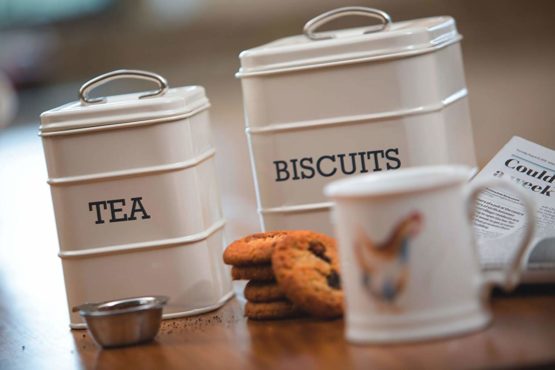 KitchenCraft Living Nostalgia LNBISCCRE Airtight Metal Biscuit Tin, 14.5 x 19 cm - Antique Cream - Image 3