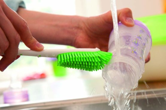 MAM Soft Baby Bottle Brush, Teat Brush with Hanging Hole for Easy Storage, Non-Scratch Brush, Ideally Suited for Cleaning Bottle Teats, Unisex (Colour May Vary) - Image 3