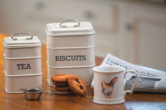 KitchenCraft Living Nostalgia LNBISCCRE Airtight Metal Biscuit Tin, 14.5 x 19 cm - Antique Cream - Image 2