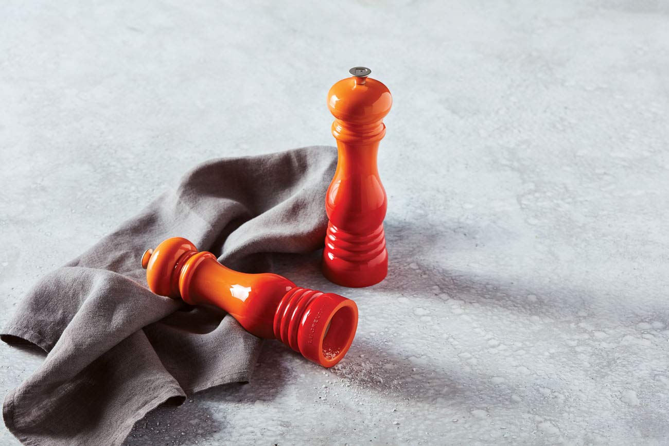 Le Creuset Classic Adjustable Salt Mill Grinder, Chip-Resistant ABS Plastic, Anti-Corrosion, 40g, Volcanic, 96002000090000 - Image 3