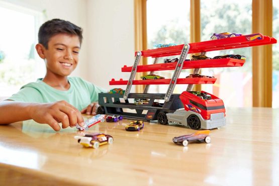 Hot Wheels 900 CKC09 Mega Hauler Truck - Image 2
