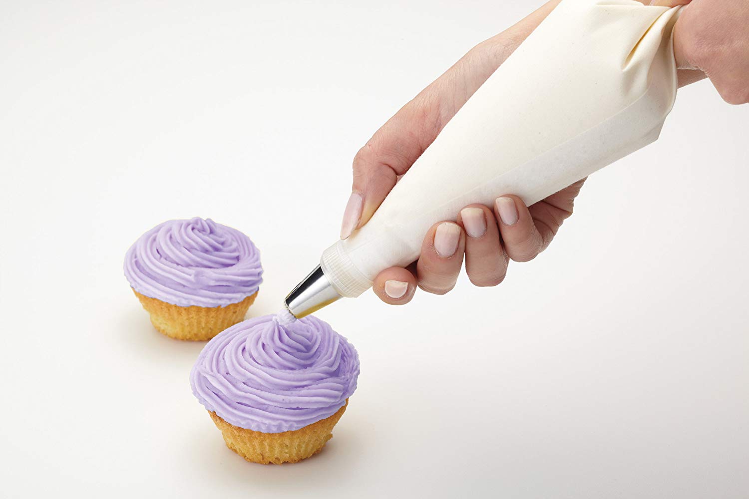 KitchenCraft Sweetly Does It Beginners Cake Decorating Piping Set including Icing Bag and Nozzles, 8 Pieces - Image 3