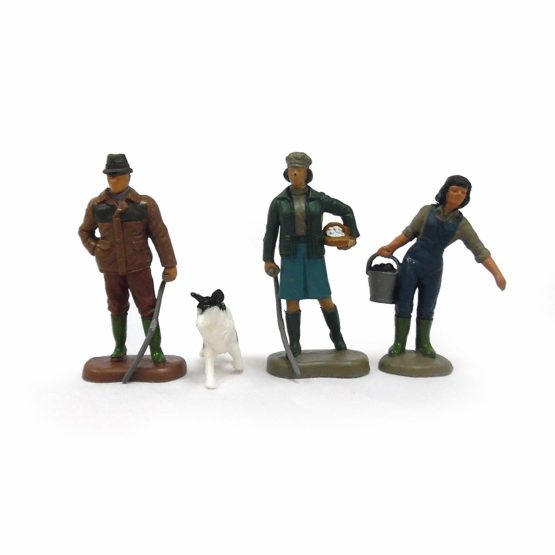 Britains 1:32 Farming Family, Collectable Toy Farm Accessory for Children, Farm Set Accessory Compatible with 1:32 Scale Farm Animals, Suitable for Collectors & Children 3 Years +