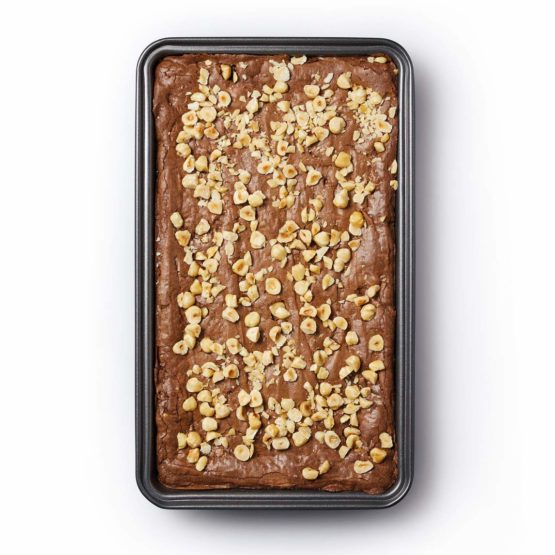 MasterClass KCMCHB32 Non-Stick Traybake/Brownie Tin, Carbon, Grey, 34 x 20 cm (13.5 x 8 inches) - Image 3