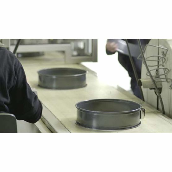 Kaiser "Classic" 1-Base Springform Pan, Black, 20 cm - Image 2