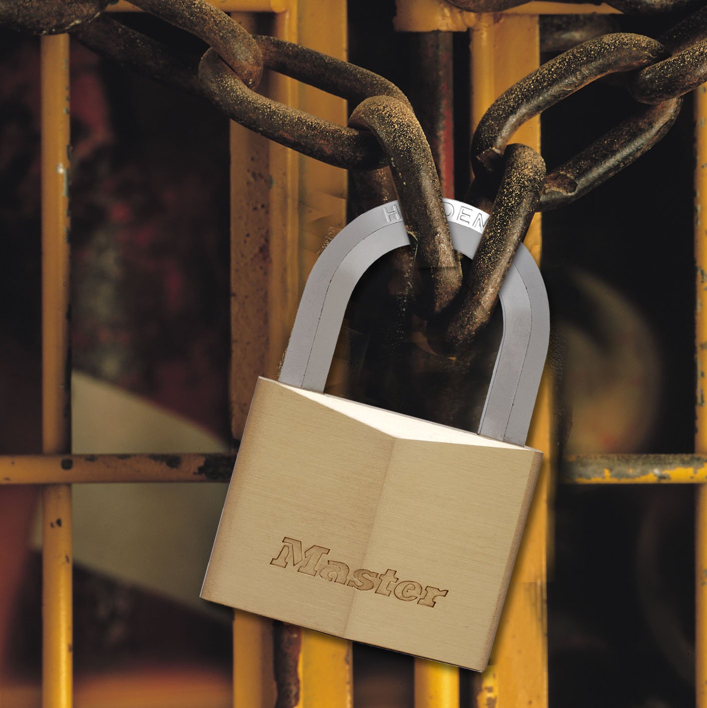 Master Lock 1155EURD Key Padlock with Brass Body and Hexagonal Shackle, Gold, 8,2 x 5 x 2,6 cm - Image 2