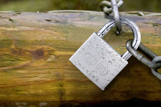 ABUS 28643 Stainless Steel Shackle Brass Padlock with Reversible Key - Image 2