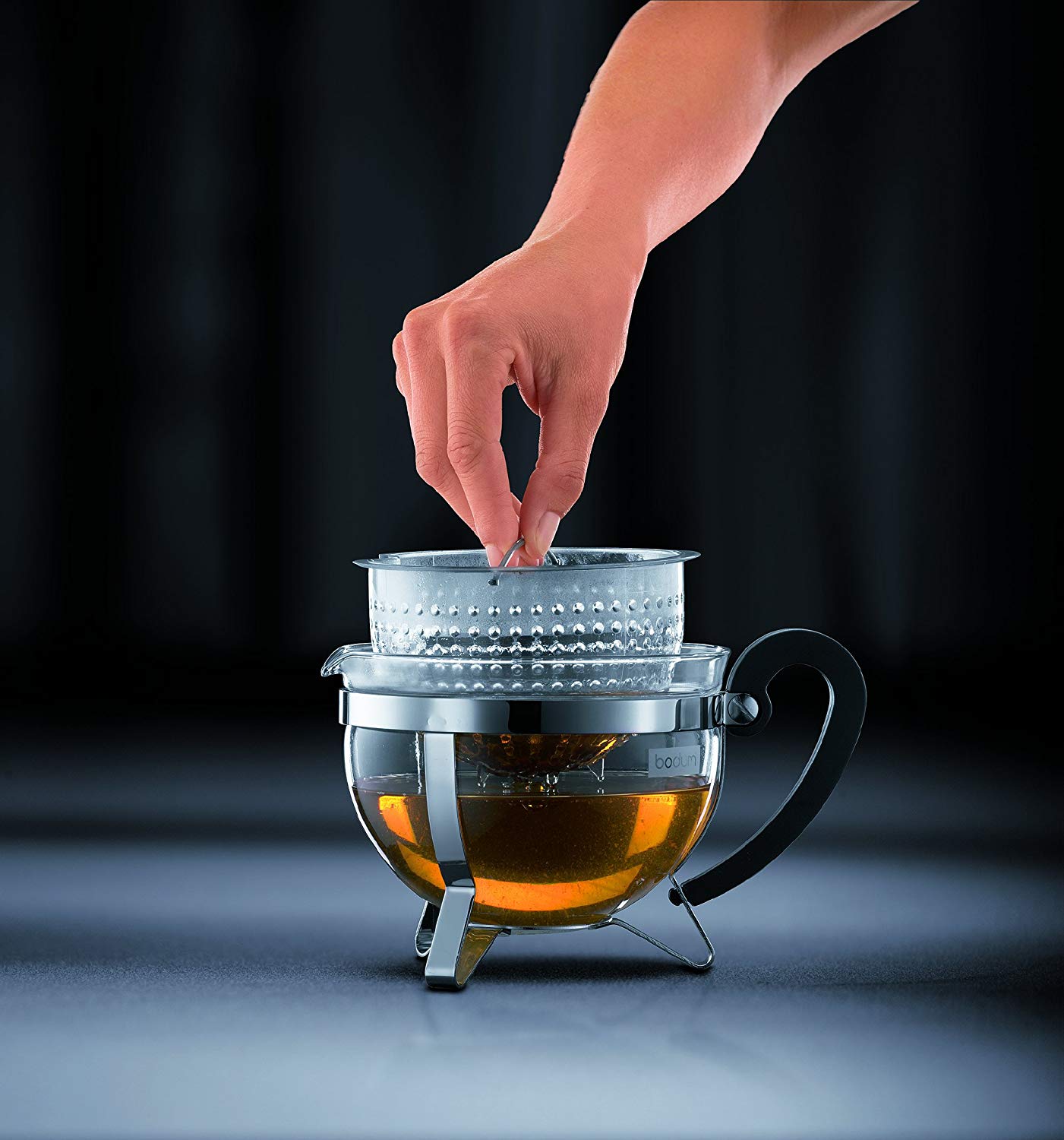BODUM 1 Litre Borosilicate Glass Chambord Teapot with Coloured Handle Transparent Filter and Lid, Black, Width: 20.4 cm - Image 4