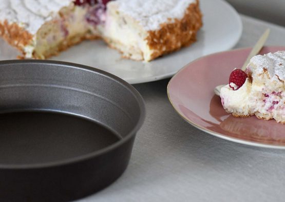 Paderno World Cuisine 8.625 Inch Non-Stick Plain Round Cake Pan - Image 3