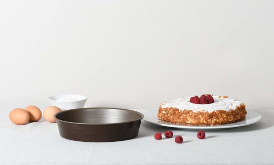 Paderno World Cuisine 8.625 Inch Non-Stick Plain Round Cake Pan - Image 2