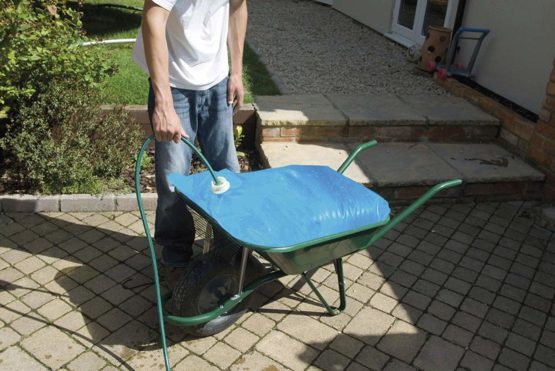 Kerbl H2GoBag 29382 Water Holder for Wheelbarrow - Image 2