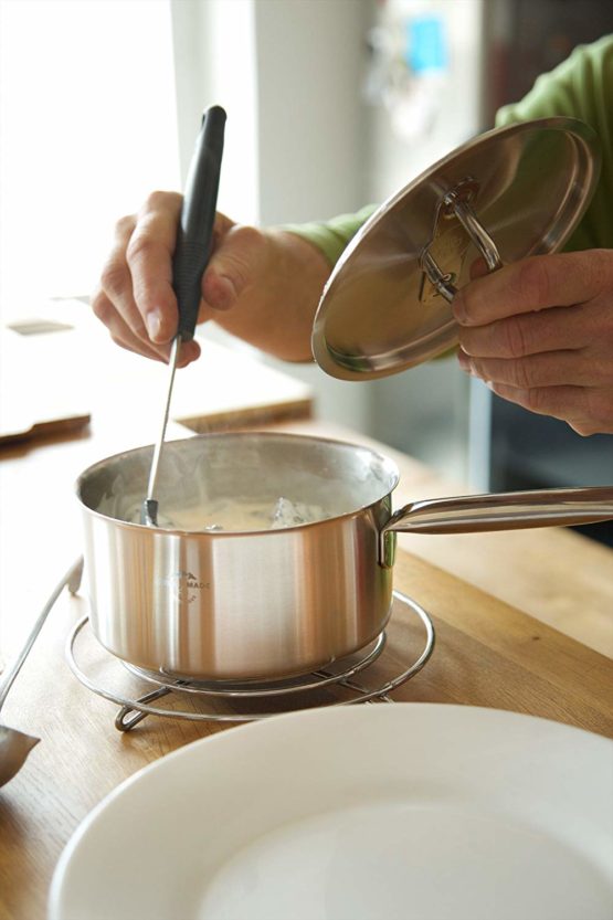 Kuhn Rikon Montreux Stainless Steel Saucepan with Lid, 20 cm/3 Litre - Image 4