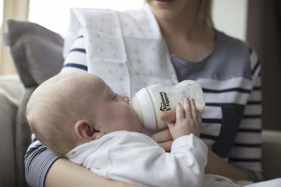 Tommee Tippee Closer to Nature Newborn Baby Bottle Starter Set, Breast-like Teats with Anti-Colic Valve, Clear - Image 4