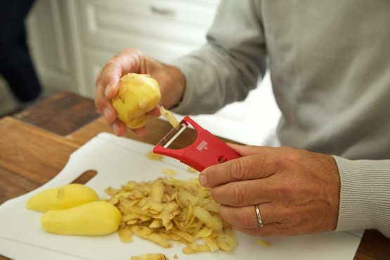 KUHN RIKON "Design Line 2-in-1 Peeler, Plastic, Green - Image 3