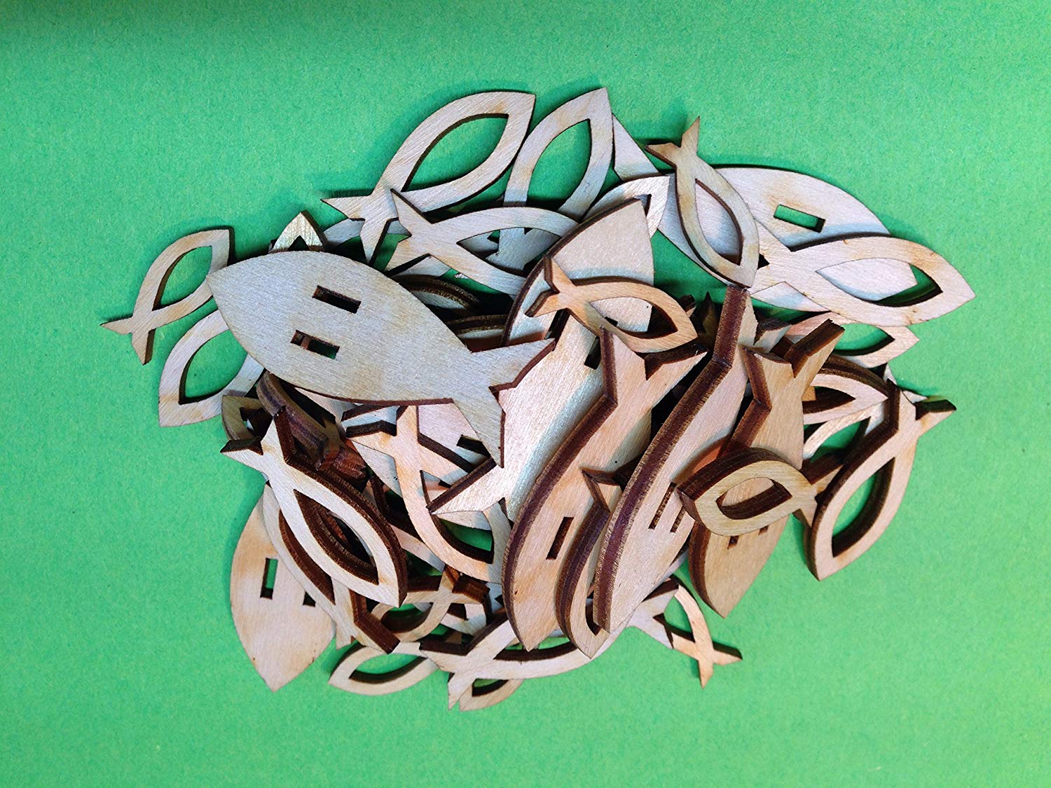Petra's Craft News A KFH3350KD Cut-Out 50-Piece Assorted Wooden Fish Set of 2 Sizes and Ribbon Holder, Beige - Image 2