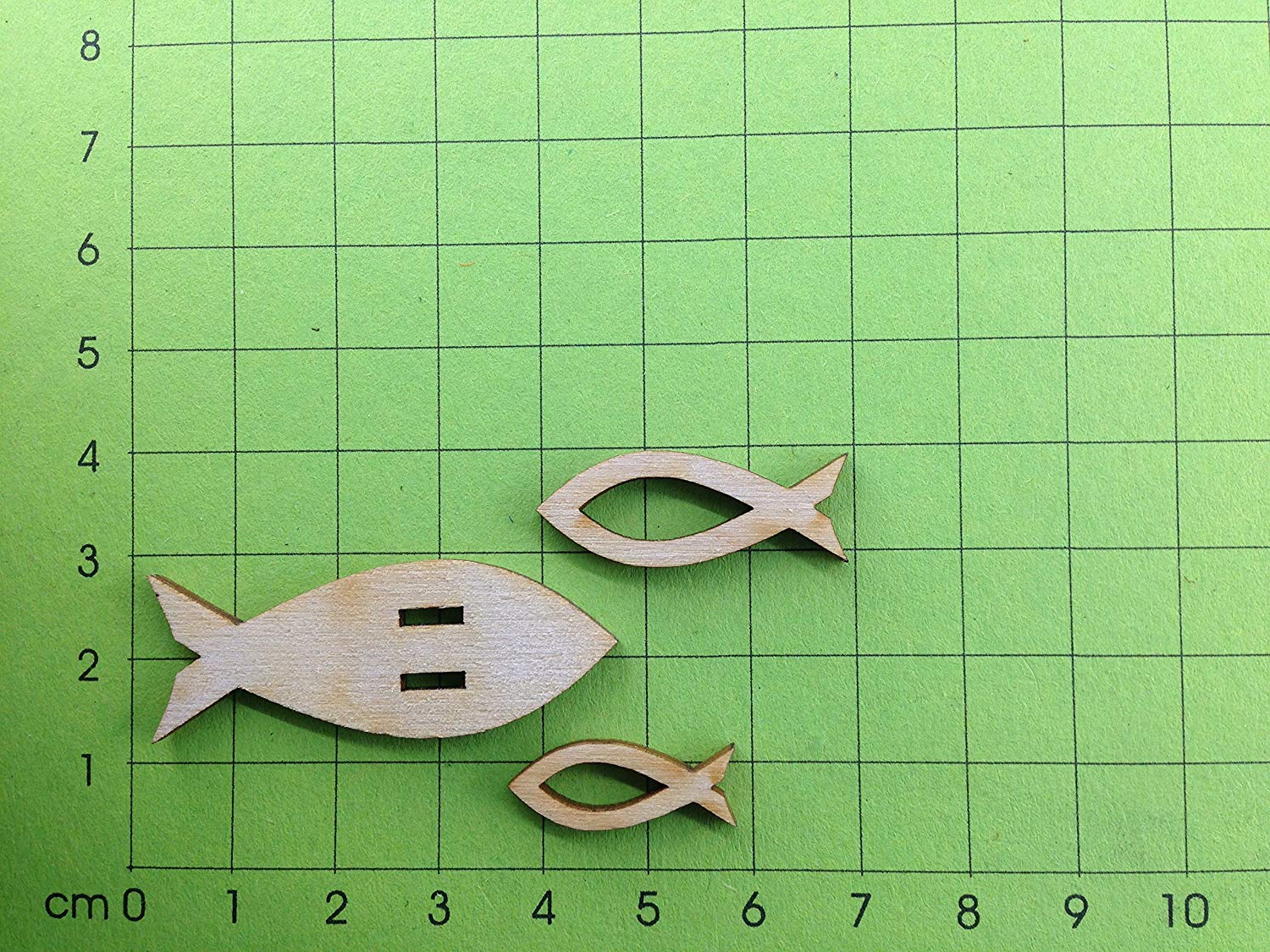 Petra's Craft News A KFH3350KD Cut-Out 50-Piece Assorted Wooden Fish Set of 2 Sizes and Ribbon Holder, Beige - Image 3