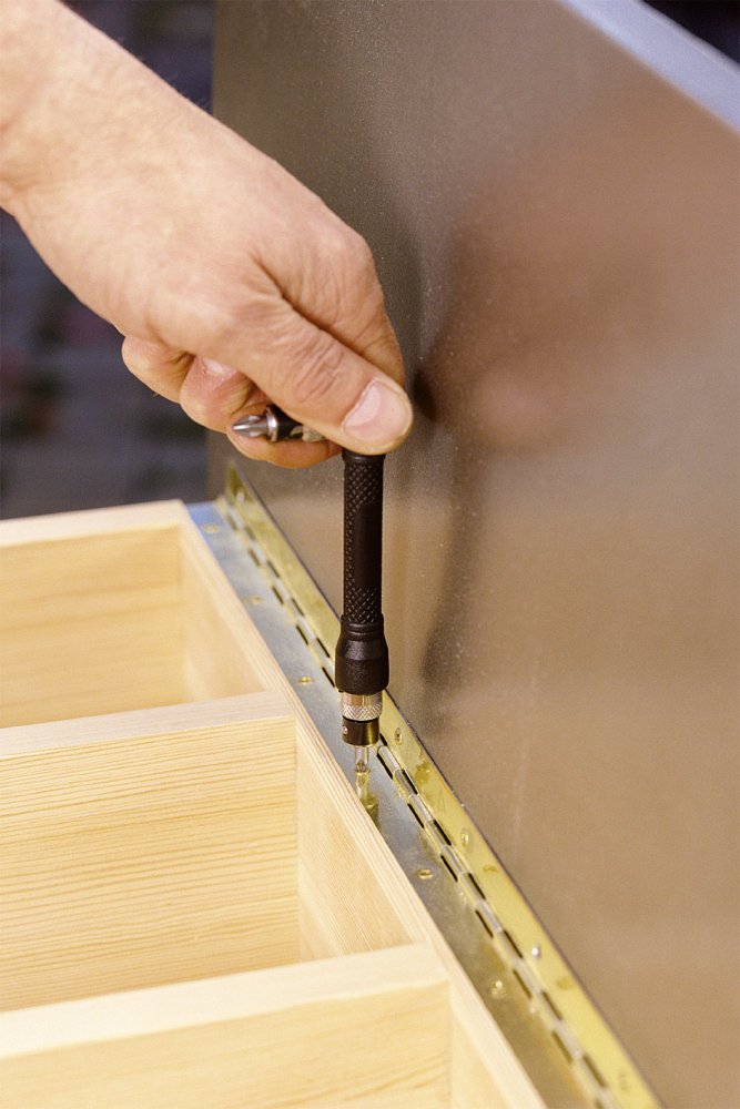 wolfcraft Angled Hand Screwdriver with 2 Bit Sockets I 1573000 I for Working in Hard-to-Reach Places and in Tight Spaces - Image 3