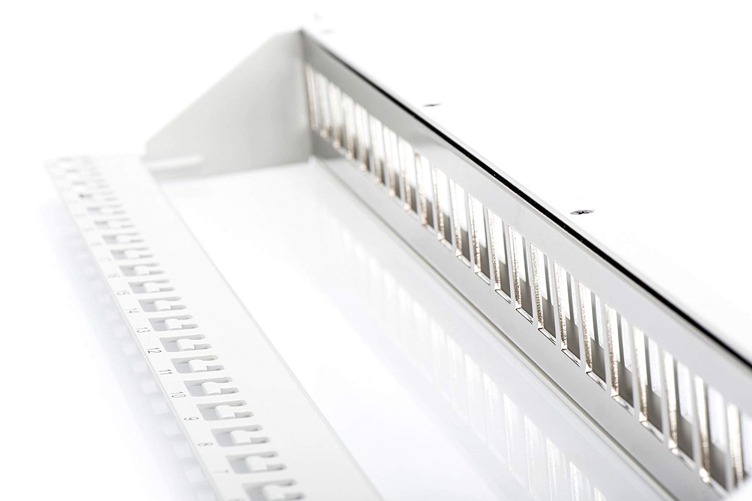 DIGITUS RAL 7035 Patch Panel Housing 1HE for Keystone Module 24-Port / 48.3 cm / 19 Inch for RJ45 and LWL Modules Grey - Image 3