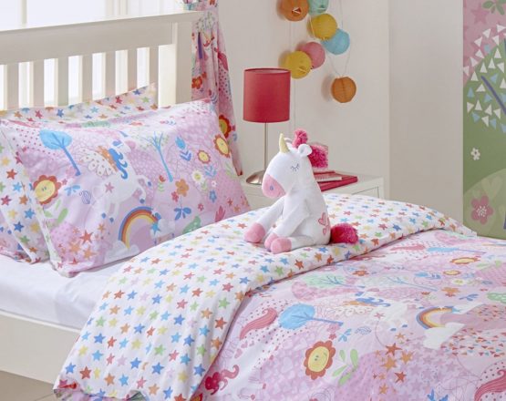 Riva Paoletti Kids Unicorn Toddler Duvet Set - 1 X Pillowcase Included - Pink And White - Reversible Design - Machine Washable - 120 X 150cm (47" X 59" Inches) - Designed In The UK - Image 3