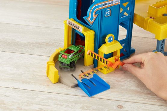 Matchbox Large-Scale 4-Level Garage Play Set and Tow Truck [Amazon Exclusive] - Image 3