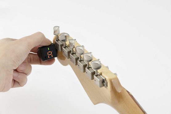 KORG GRIPTUNE Clip On Tuner for Guitar - Black - Image 4