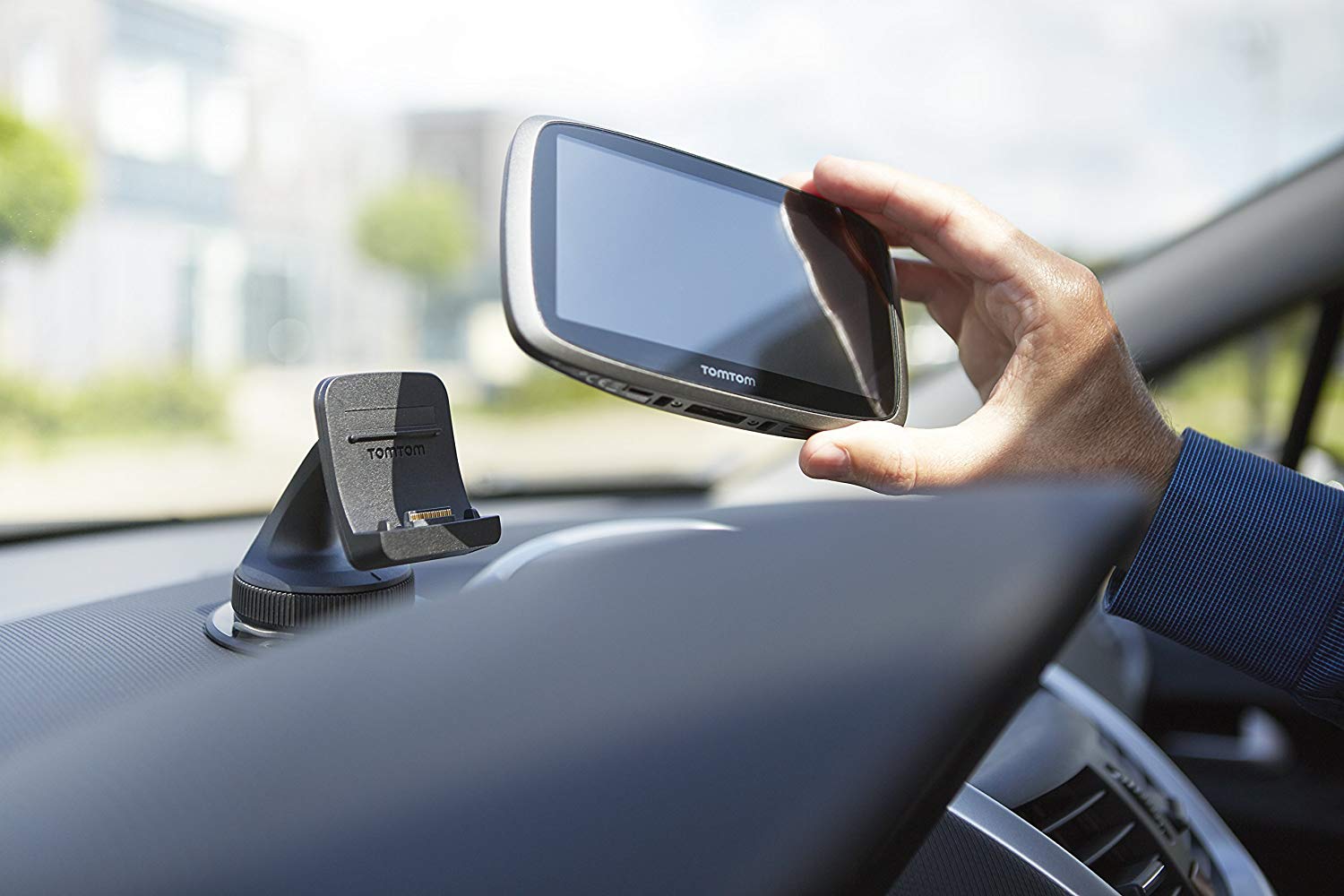 TomTom Sat Nav Windscreen Mount ClickandDrive plus Car Charger and