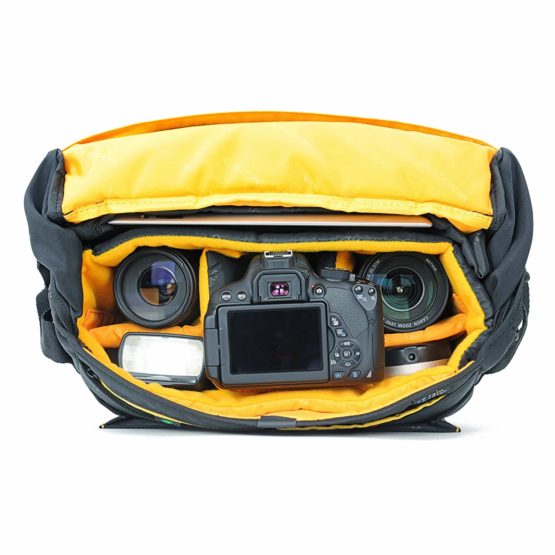 Vanguard Alta Rise 28 Expanding Messenger Bag for Camera - Small, Black - Image 3
