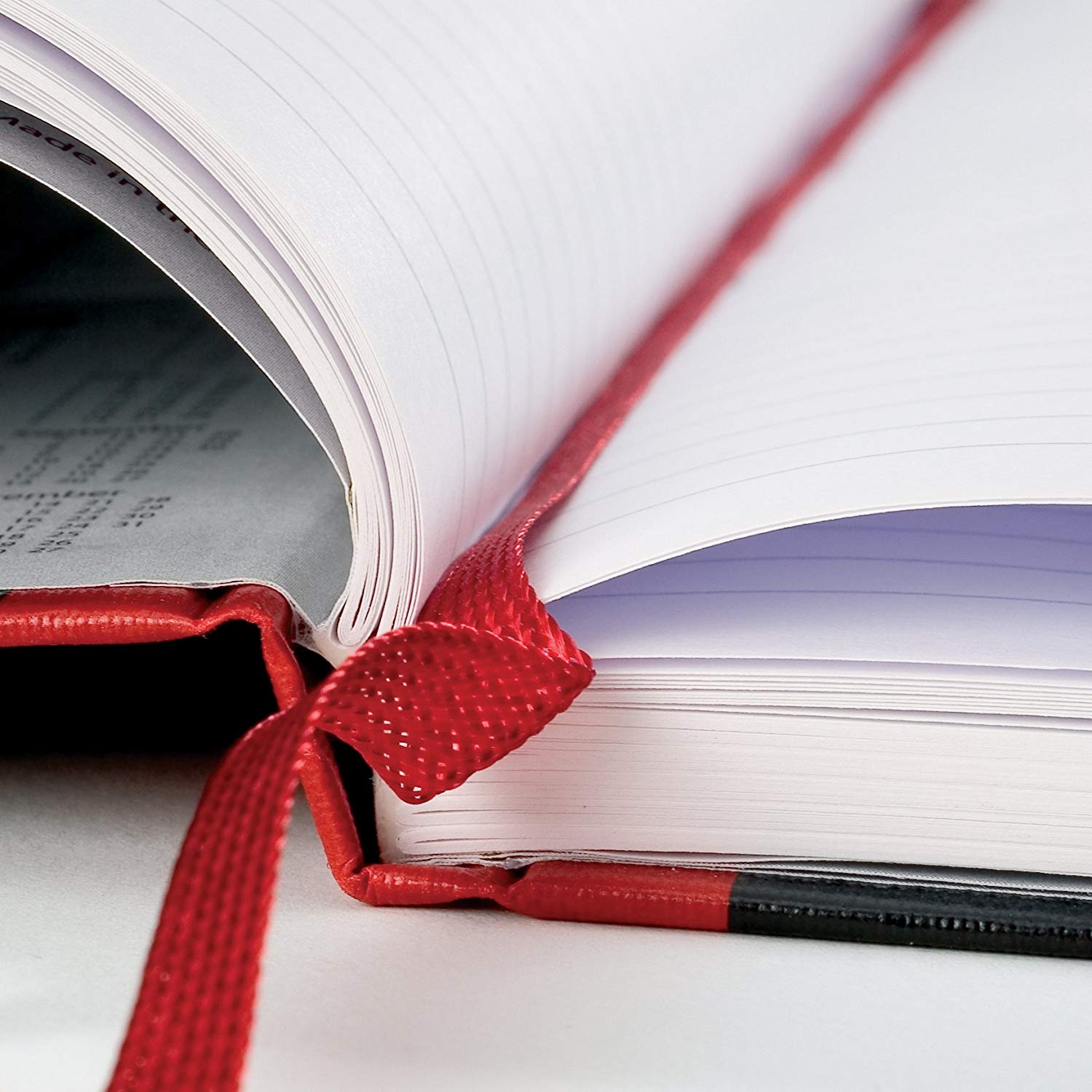 Oxford Black n' Red A5 Hardback Casebound Notebook, Ruled with A-Z Index, 192 Page, 1 Notebook, Black/Red, A5 Casebound - Image 3