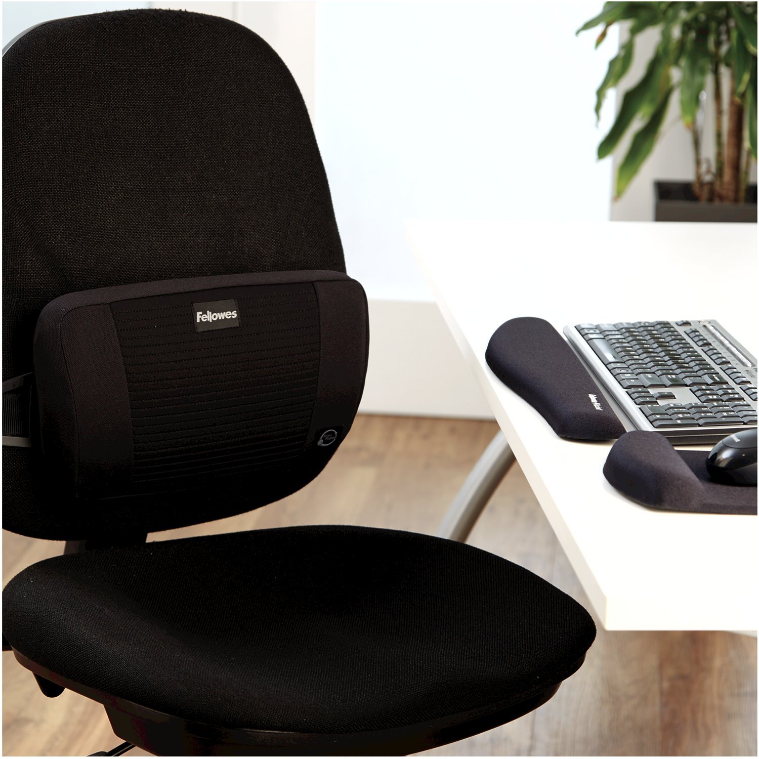 Fellowes PlushTouch Mouse Mat with Wrist Support Featuring Microban Antimicrobial Protection, Black 9252003 - Image 3