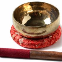 BUDDHAFIGUREN Singing Bowl Handgedengelt 500 g – 550 g with Accessories Set