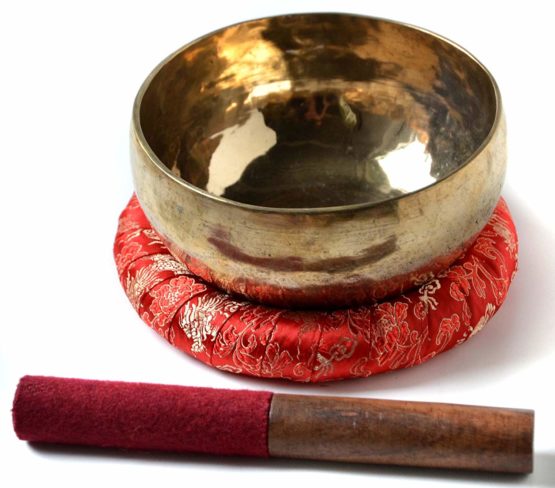 BUDDHAFIGUREN Singing Bowl Handgedengelt 500 g – 550 g with Accessories Set