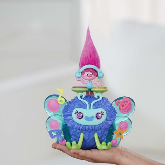 Hasbro B9885100 Trolls Bug DJ Console with Poppy Figure Play Set - Image 4