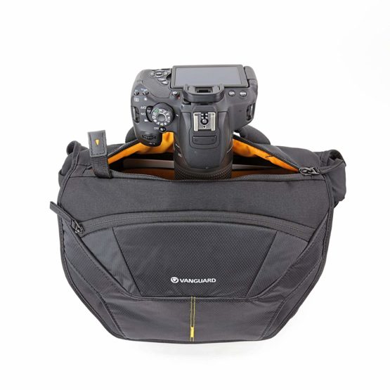 Vanguard Alta Rise 28 Expanding Messenger Bag for Camera - Small, Black - Image 4