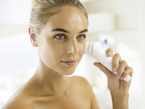 Beurer FC45 Facial Cleansing Brush | Battery-operated rotating facial cleansing brush | For a deeper clean and noticeably softer skin | 2-speed rotation | Suitable for sensitive skin | Water-resistant - Image 4