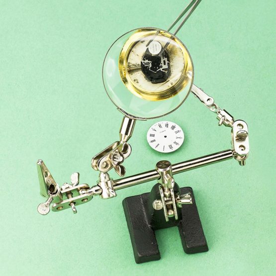 Helping Hands with Glass Magnifier - Image 4