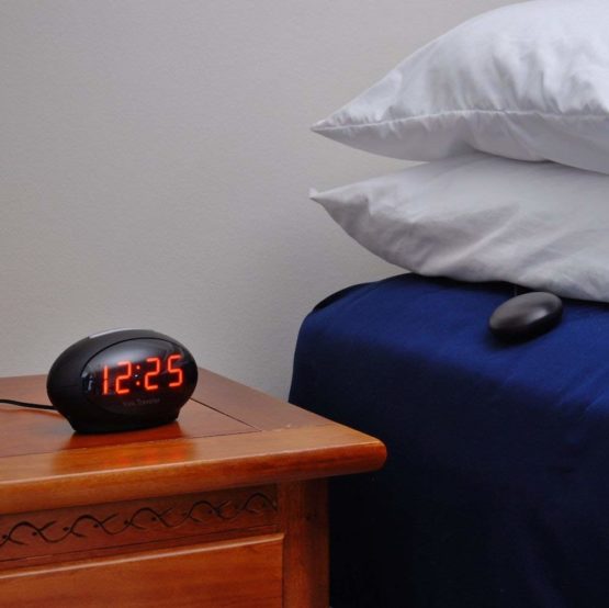 Geemarc SBT600-Extra Loud 75dB Alarm Clock with Bright Display, Snooze Function and USB Connection Wake, Hard of Hearing & Deaf-Easy Set Up-Black-UK Version, 7.5 x 13 x 7.5 cm - Image 2