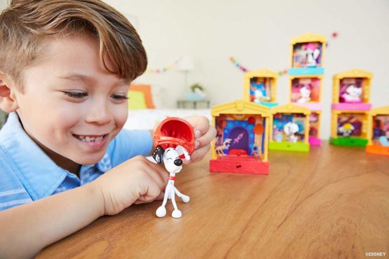 101 Dalmatian Street GBM27 Disney, Stackable Dog House (5-in) with Dylan Character Figure (3-in) and Space Helmet Accessory, Multicoloured - Image 2