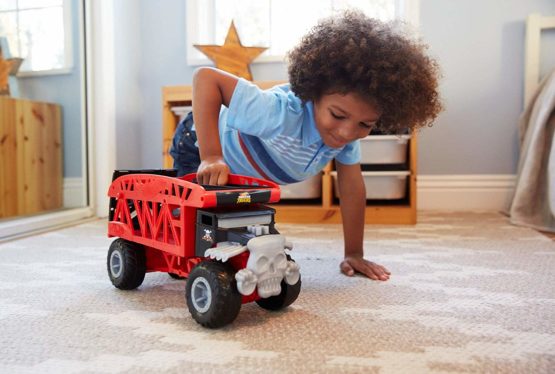Hot Wheels FYK13 Large-scale Monster Mover stores twelve 1:64 scale trucks - Image 2