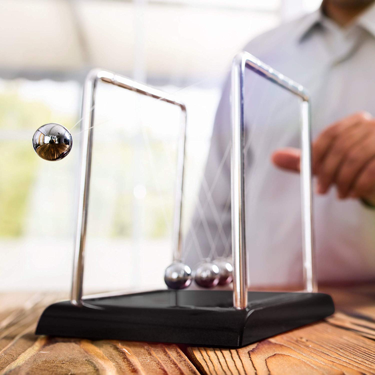 Relaxdays Newton’s Cradle, Classic Pendulum with 5 Balls, Decorative Physics Gadget for Your Desk Silver - Image 2